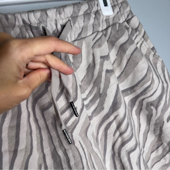 Sweaty Betty Women’s Essentials Shorts in Light Grey Zebra Print A16 - Picture 4 of 6